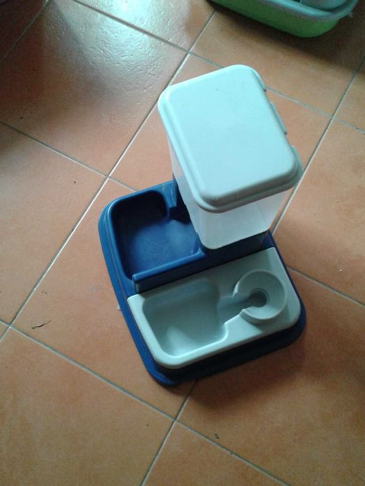 Dispensador de água e ração para animais, como NOVO!
