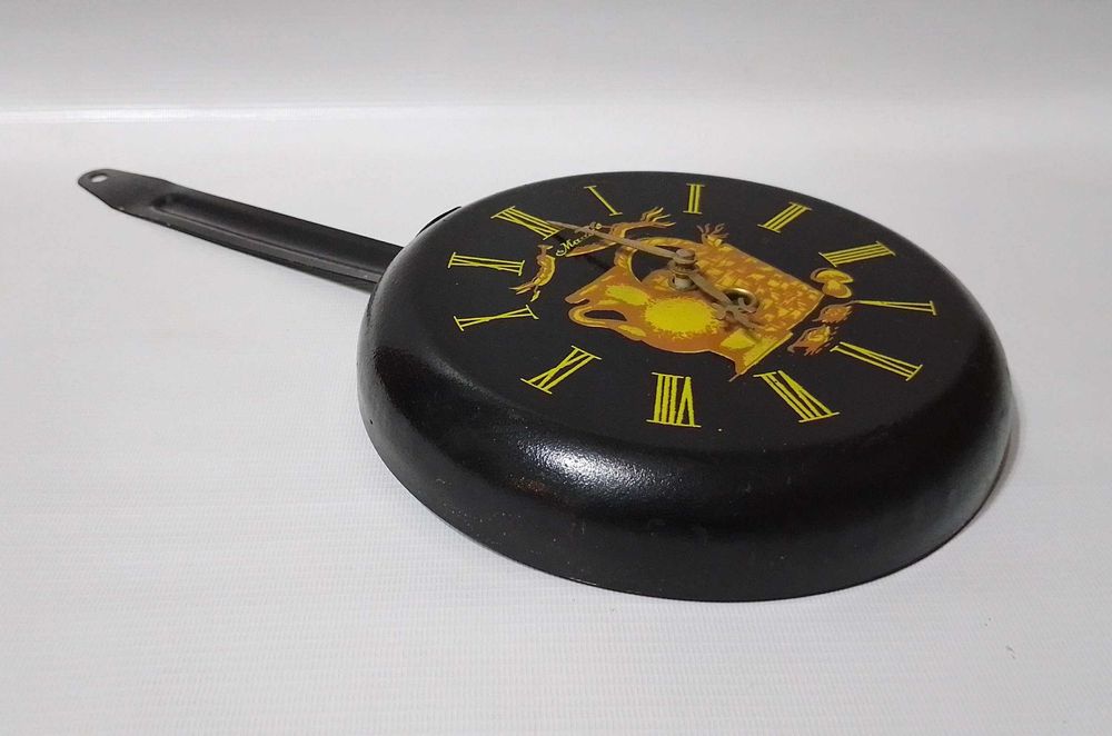 Настінний механічний годинник - сковородка, маяк, 70-80 рр. срср.
