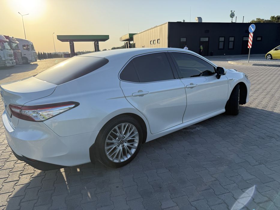 Продам офіційну Toyota Camry Hybrid 2019 року у максимальній комплектації Premium Plus