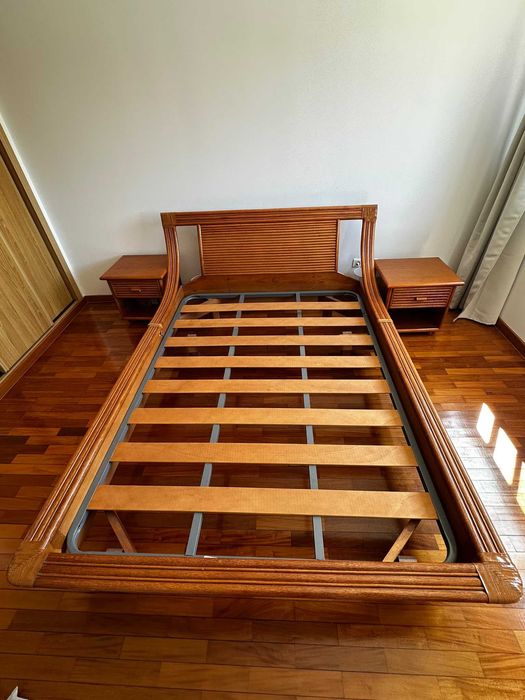 Cama e mesinhas de cabeçeira