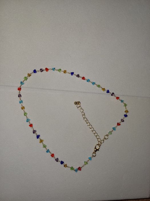 Colar dourado com contas coloridas. Novo.
