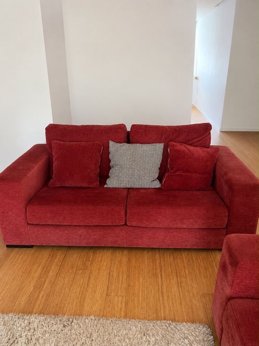 Sofa 2 pessoas , em muito bom estado com almofadas incluidas.dimensoes : 2,0 x 1,0 m