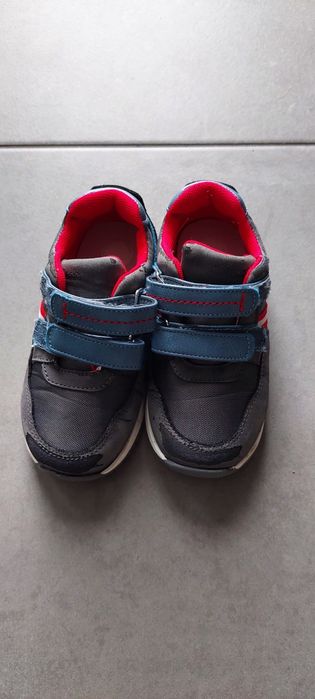 2 pares de sapatilhas para crianca