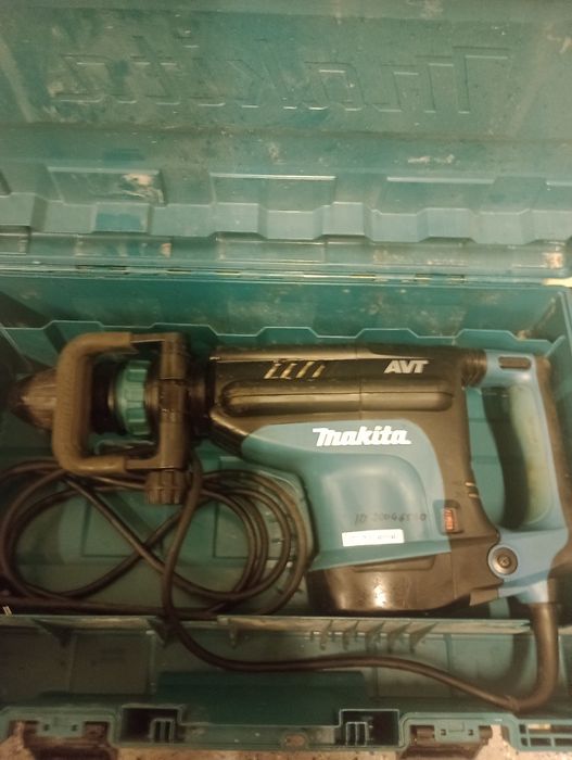 Młot udarowy wyburzeniowy Makita HM1213C