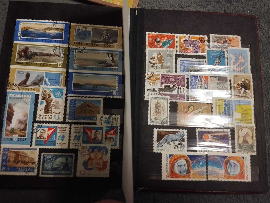 klaser ze znaczkami pocztowymi