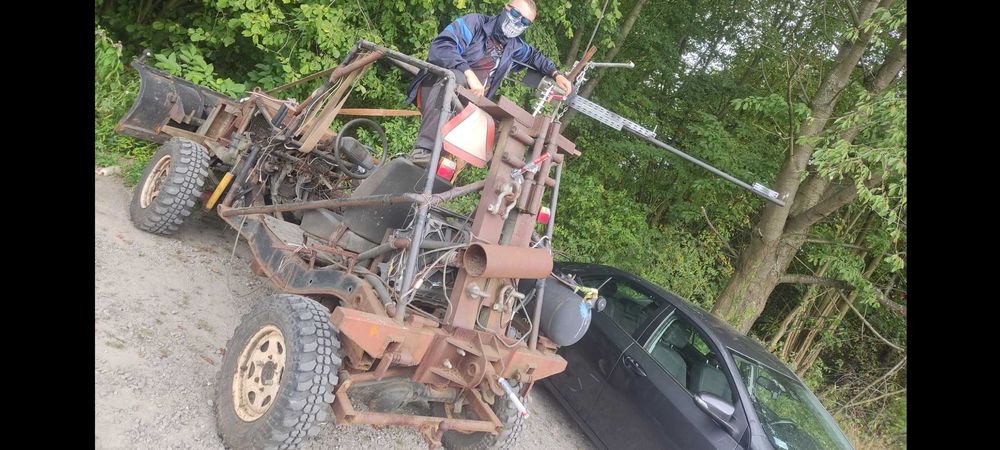 Ciągnik sam 4 x 4 z pługiem