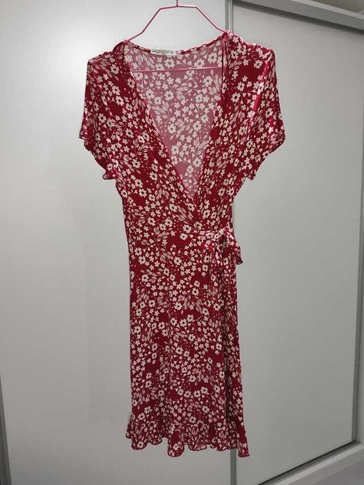 vestido colorido e decotado de mulher