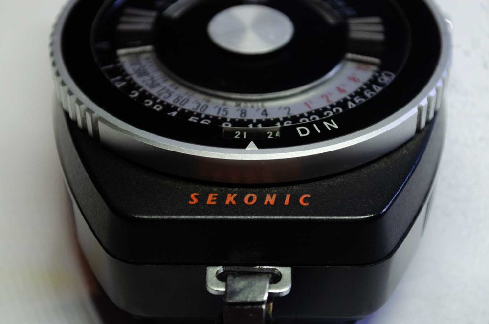 Fotómetro Sekonic Auto Meter L-418 com difusores, manual e estojo, a funcionar