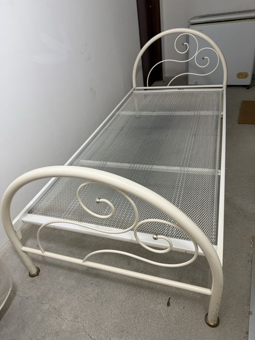 Cama em ferro branca