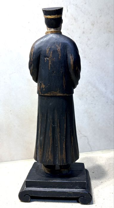 Escultura asiática /  chinesa em madeira entalhada e policromada