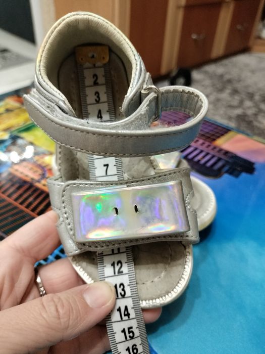 Блискучі сандалики