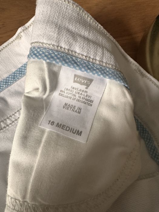 Levis białe proste jeansy 44 klasyczne