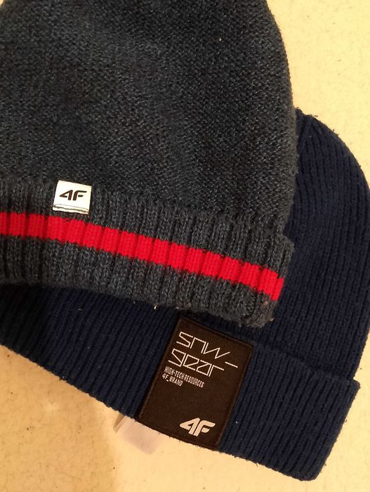 4F. Dwie czapki zimowe.