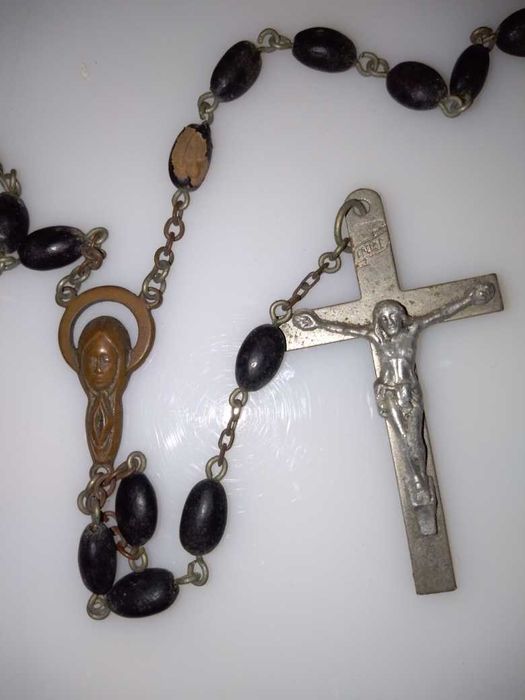 Terço antigo com pedras de sementes