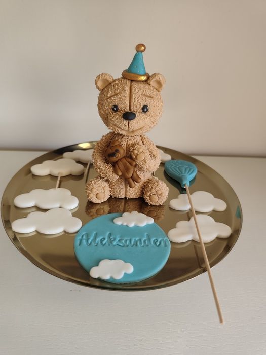 Dekoracja na tort roczek dla chłopca miś chmurki etykietka
