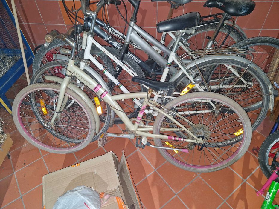 Várias bicicletas  bmx pasteleiras e outras