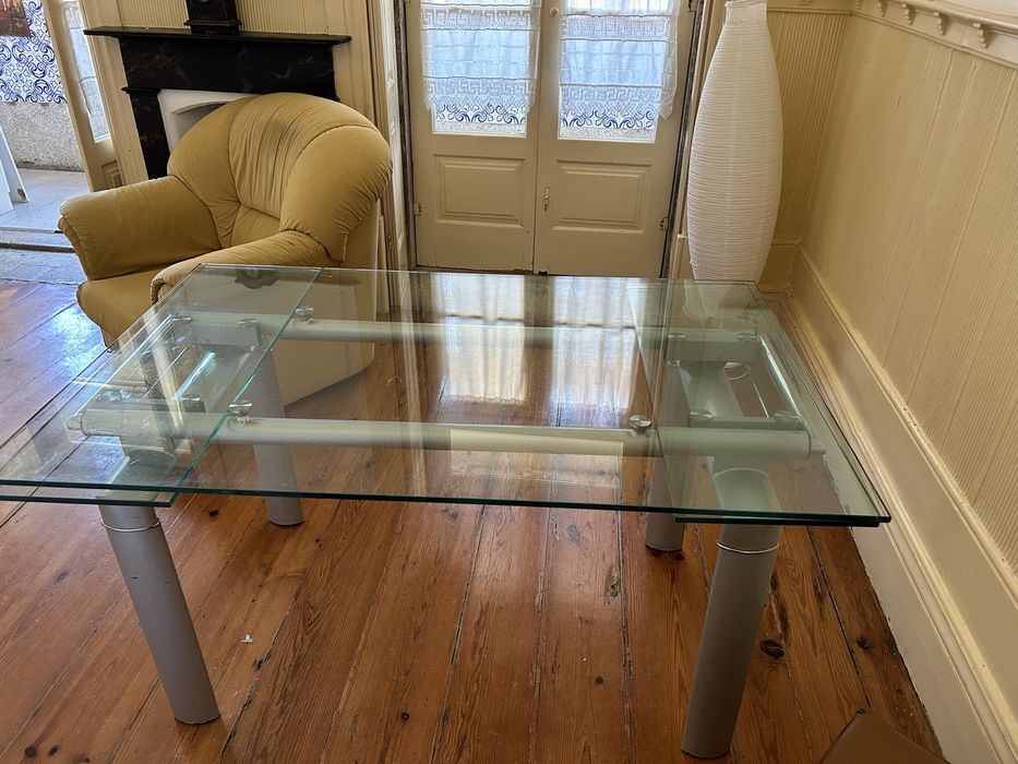 Mesa de sala de jantar em vidro
