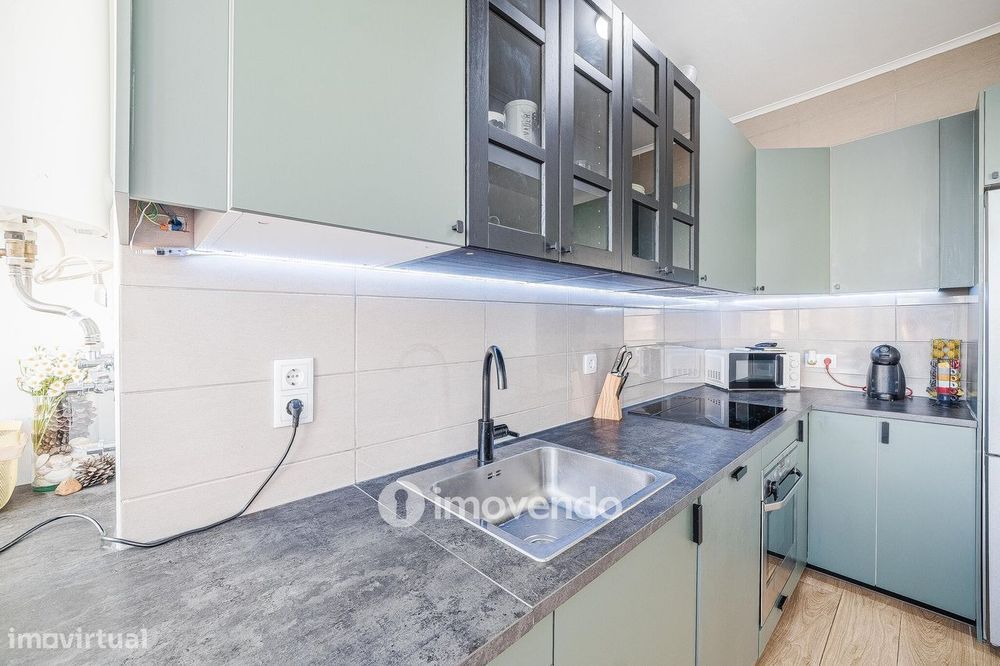 Apartamento T2 remodelado, com cozinha equipada, em Benfica