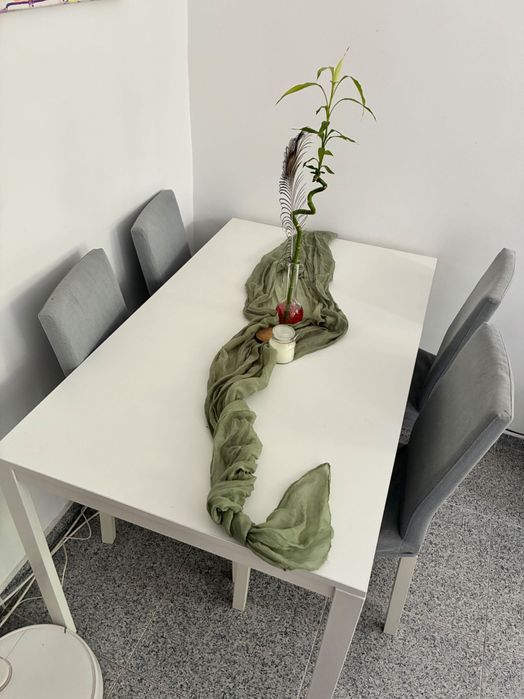 Conjunto de Mesa e cadeiras