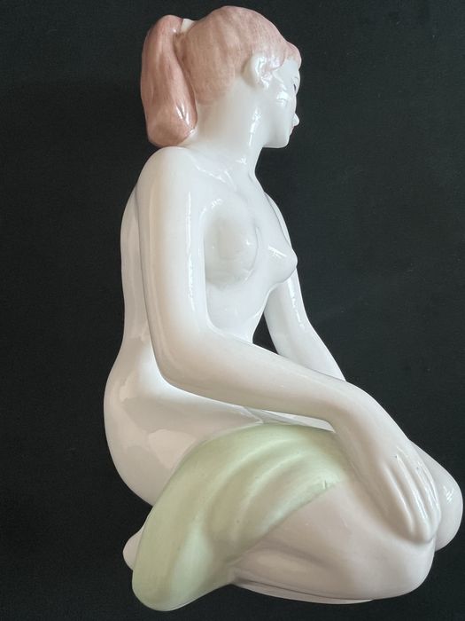 Figurka Aquincum akt naga kobieta vintage porcelana