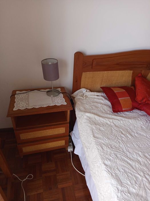 “Conjunto de quarto em madeira com aplicações em palhinha entrançada