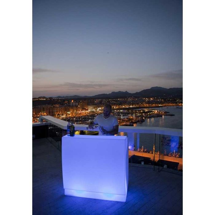 Mesas de bar com iluminação