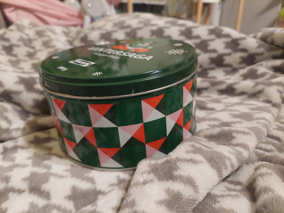 Duża okrągła puszka metalowa Ikea