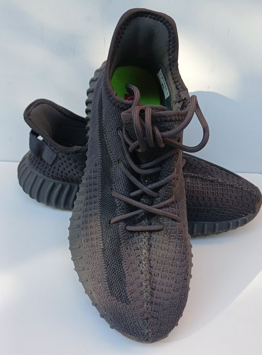 Пропоную легкі літні кросівки (стиль Yeezy Boost) у чудовому стані. М'які, дихаючі, чудово підійдуть на теплу погоду