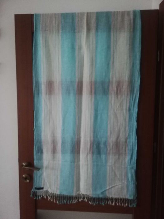 Szal biało niebieski.