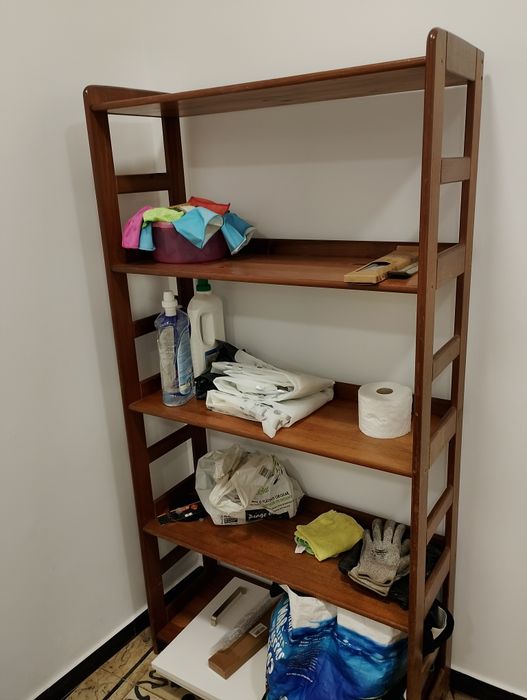 Sofá, móvel e mesa