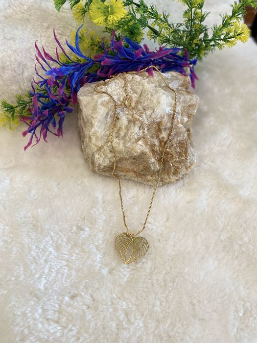 Colar feminino prateado e dourado