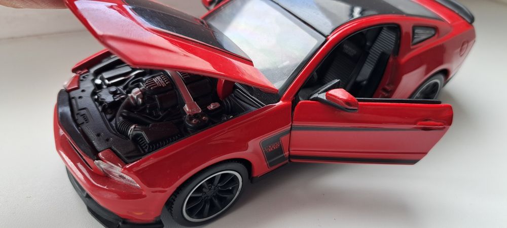 Машинка модель ford mustang boss302 2012 maisto 1/24