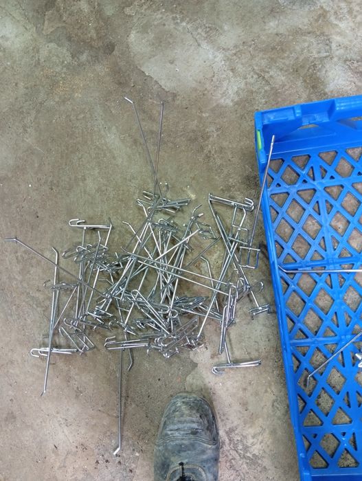 Vendo suportes para prateleiras de loja