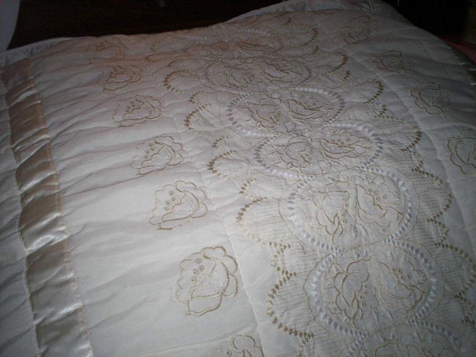 Colcha de casal bordada creme