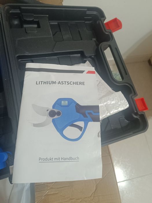 Tesoura de poda com 2 baterias nova.