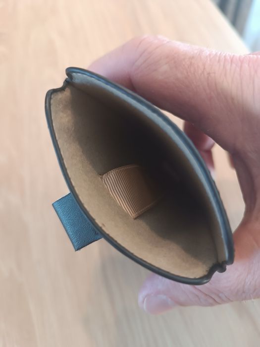 Czarne skórzane etui wsuwka