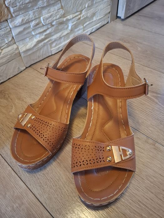Lekkie karmelowe sandałki 38