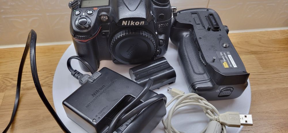 Nikon D7000 + grip i dwie baterie