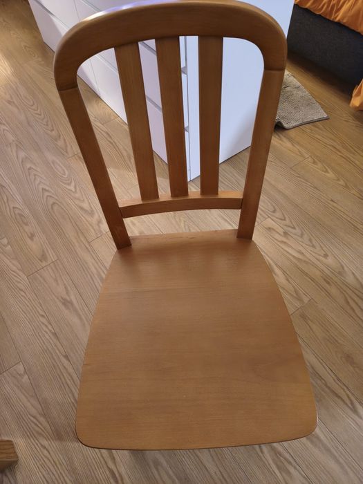 Mesa de madeira com duas cadeiras. Retirar no centro do Porto