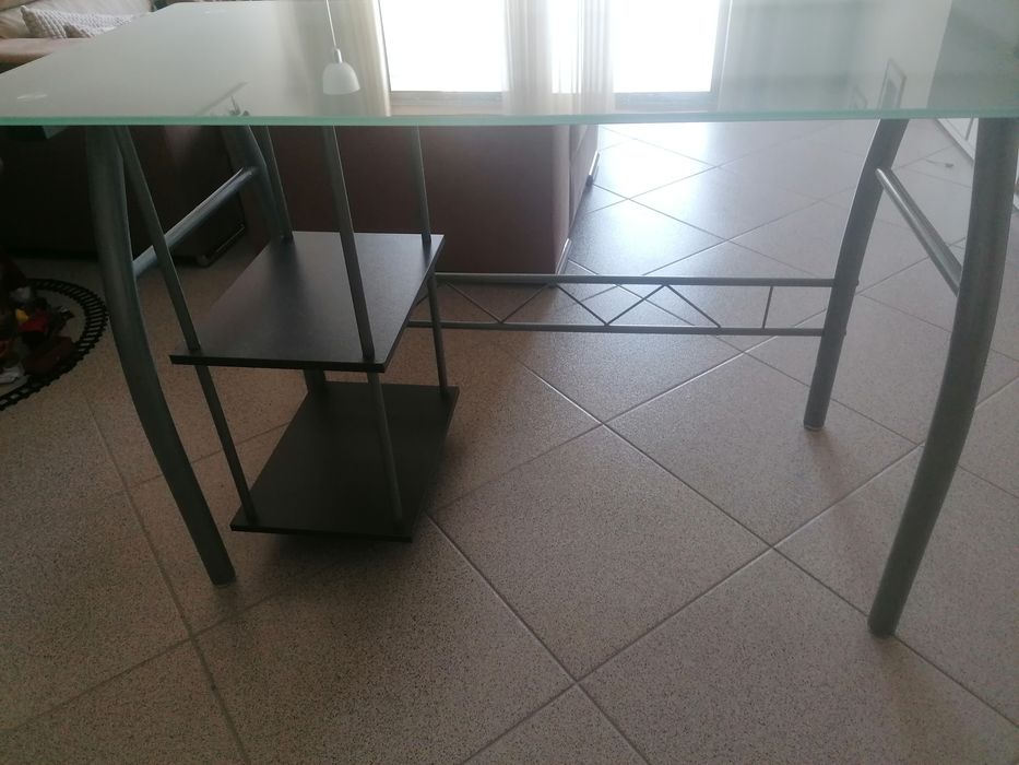 Secretaria com tampo em vidro temperado fosco