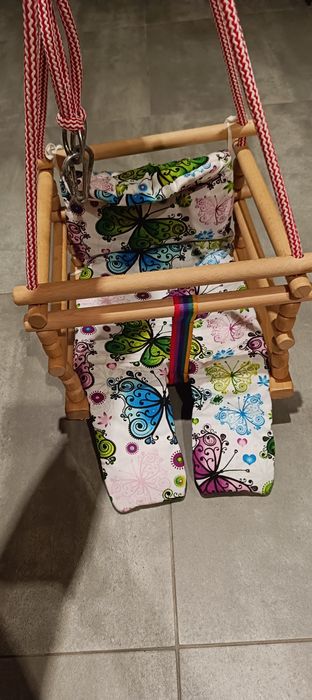 Huśtawka drewniana.