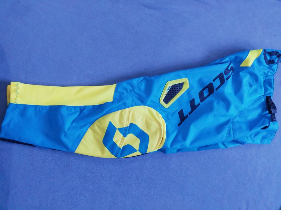 Spodnie w rozmiarze 32 Scott