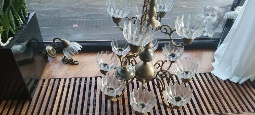 Żyrandol mosiężny ,przeźroczyste szklo
