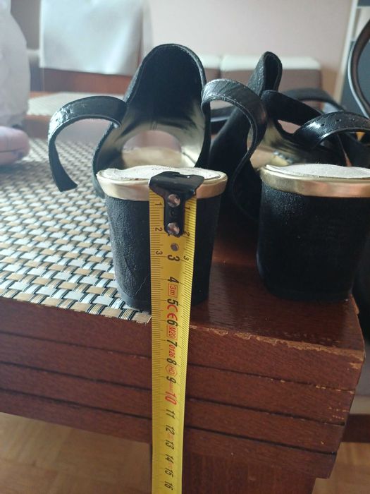 Eleganckie buty czarne sandały