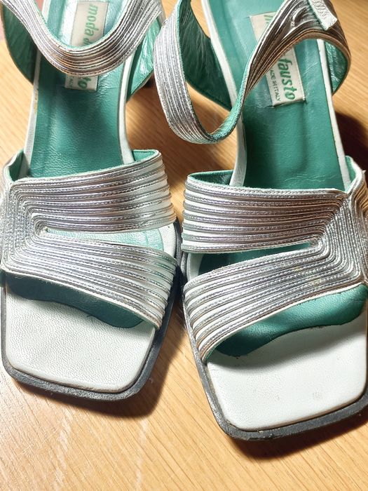 Sandałki srebrno białe że skóry 38