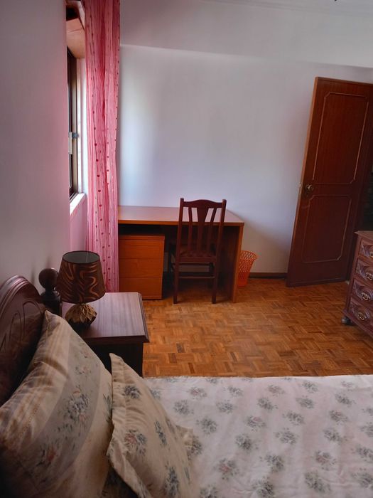 Aluga-se Quarto com casa banho privativa a estudante Universitária - Junqueira - Lisboa
