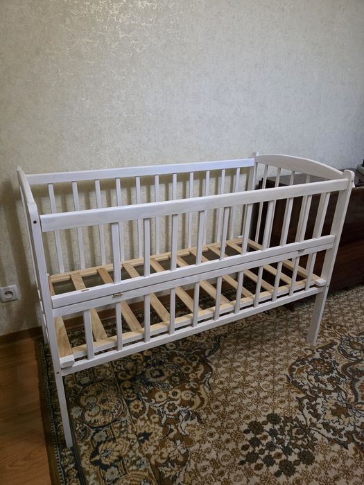 Дитяче ліжечко з маятником і відкидним бортиком