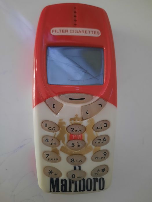 Nokia 3330 com capa personalizada.