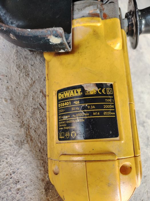 Rebarbadora DeWalt grande.