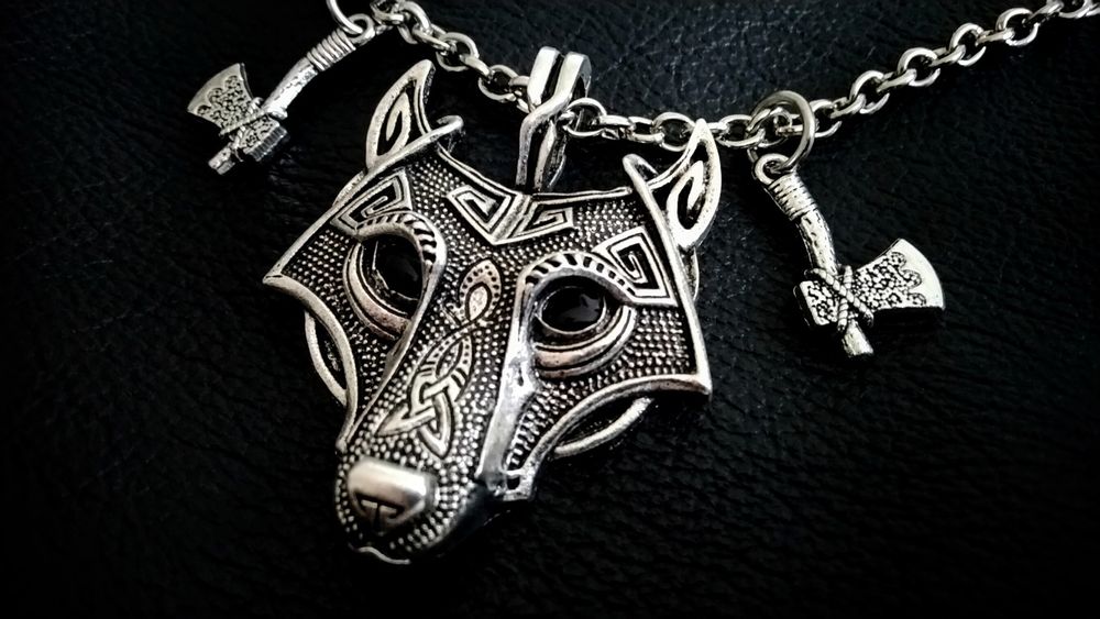 Efektowna nordycka zawieszka wikinga głowa wilka wilk topory łańcuszek